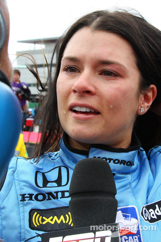 Emocionada, Danica Patrick dá entrevistas após a prova