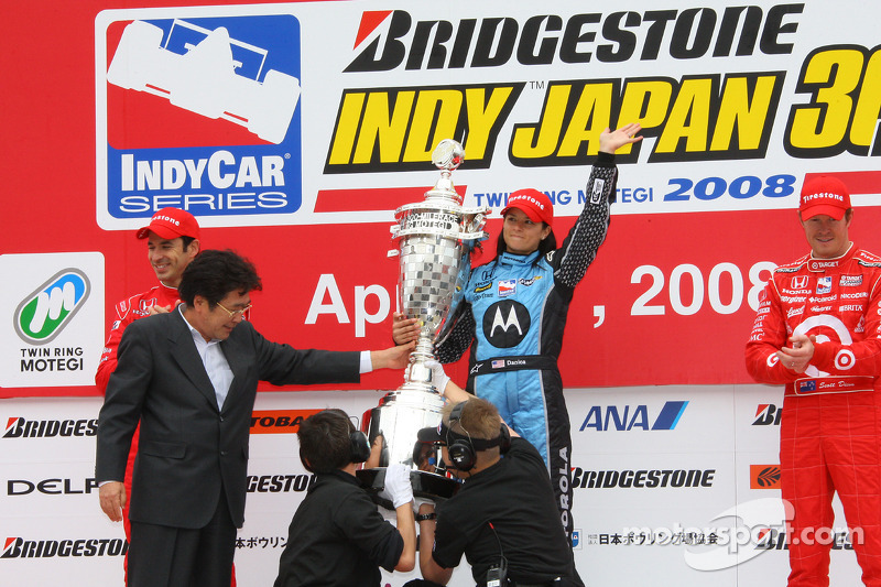 No pódio, Danica comemora ao lado de Helio Castroneves e Scott Dixon