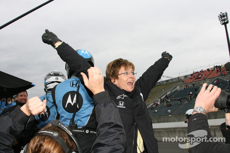 La mamá de Danica Patrick celebra con su hija en la Indy Japan 300