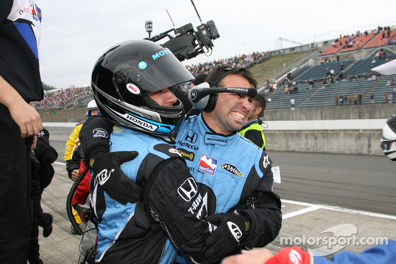 Miembros del equipo Andretti Green Racing celebran con Danica Patrick ganadora del Indy Japón 300