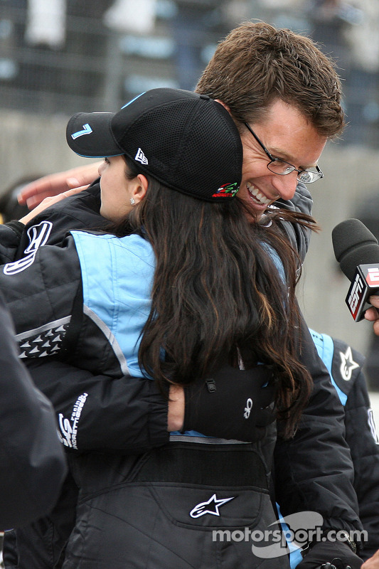 Ganador de la carrera Danica Patrick celebra con su marido Paul