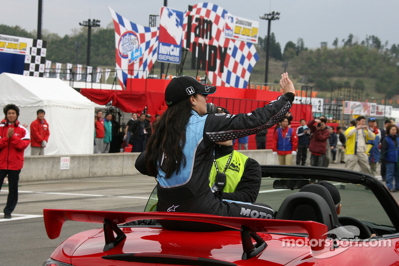 Ganador de la carrera Danica Patrick toma una vuelta de la victoria