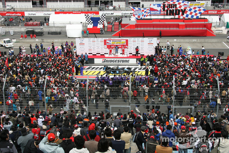 Podio: ganador de la carrera Danica Patrick celebra con Helio Castroneves y Scott Dixon