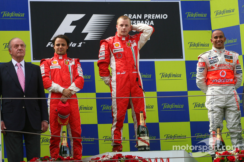 Podium : le vainqueur Kimi Raikkonen avec Felipe Massa, Lewis Hamilton et le Roi Juan Carlos