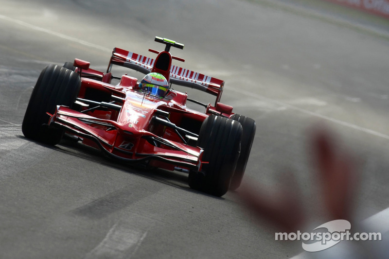 Felipe Massa takes checkered flag