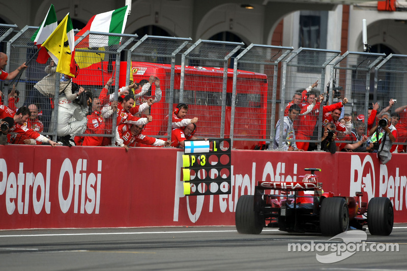 Felipe Massa takes checkered flag