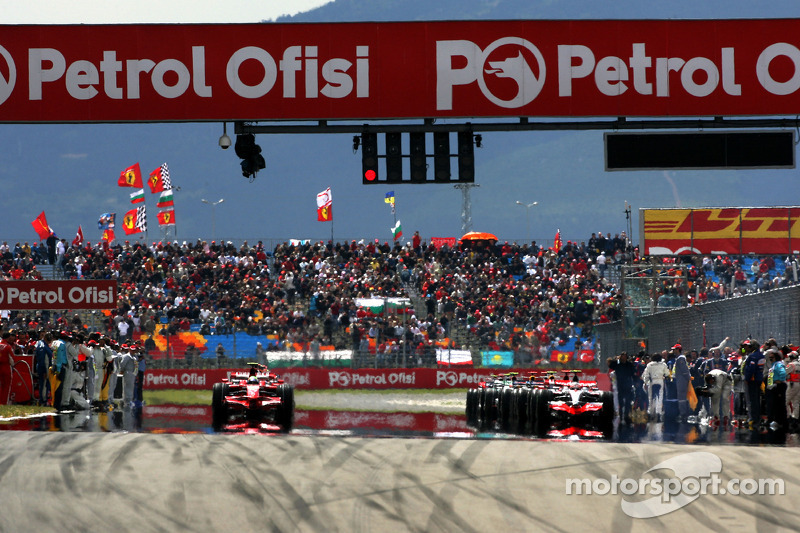 Felipe Massa, Scuderia Ferrari ve Heikki Kovalainen, McLaren Mercedes leave grid