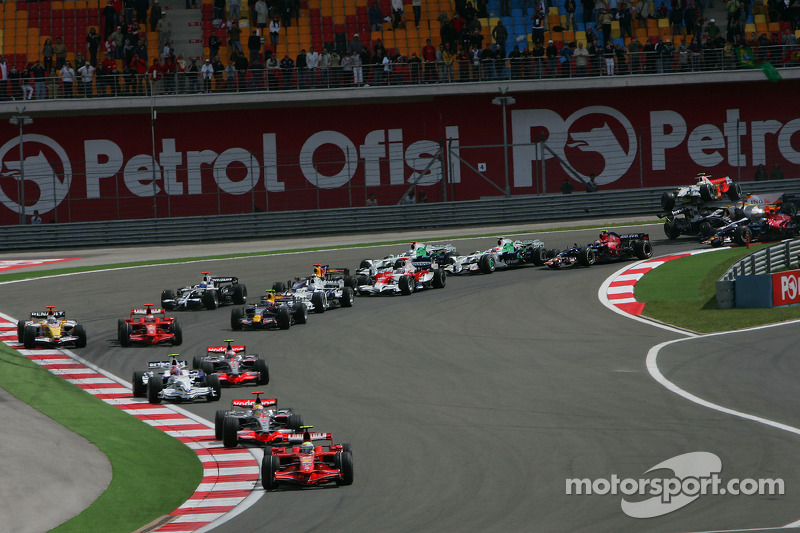 Start, Felipe Massa, Scuderia Ferrari, F2008 ve Lewis Hamilton, McLaren Mercedes, MP4-23