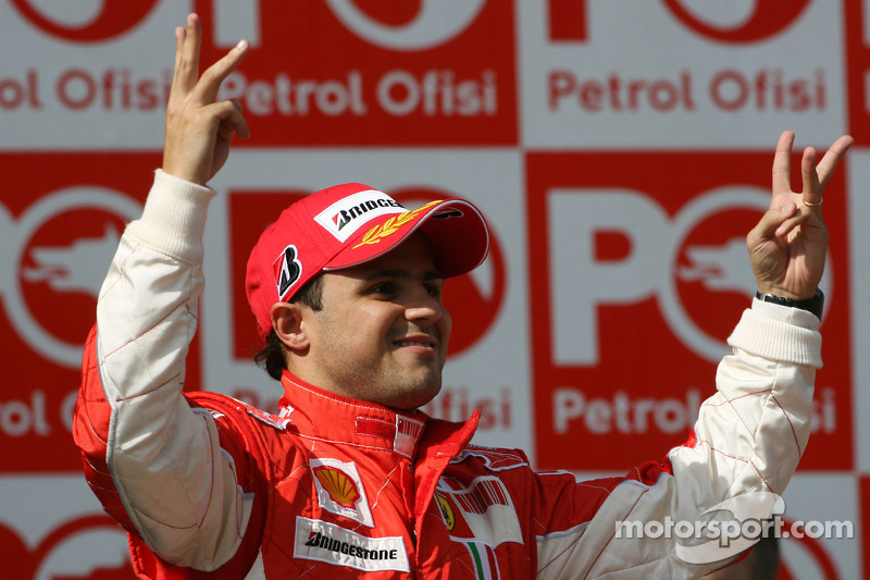 Podium : le vainqueur de la course Felipe Massa savoure