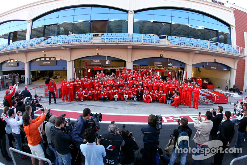 Scuderia Ferrari celebration shot: Yarış galibi Felipe Massa ve Kimi Raikkonen ve Scuderia Ferrari t