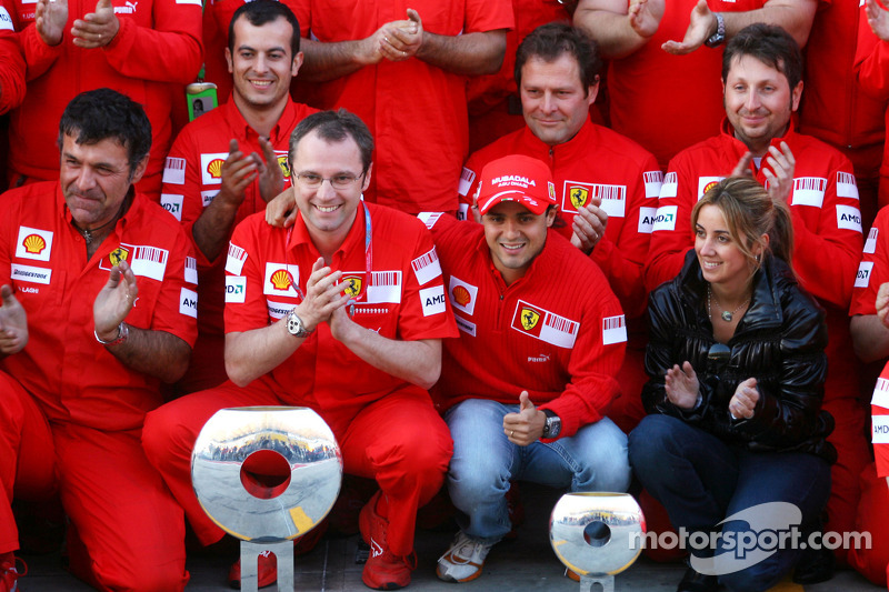 Scuderia Ferrari celebration shot: Yarış galibi Felipe Massa ve Kimi Raikkonen ve Scuderia Ferrari t