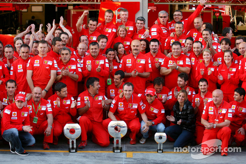 Scuderia Ferrari celebration shot: Yarış galibi Felipe Massa ve Kimi Raikkonen ve Scuderia Ferrari t