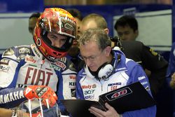 Jorge Lorenzo con el jefe de mecánicos Ramón Forcada