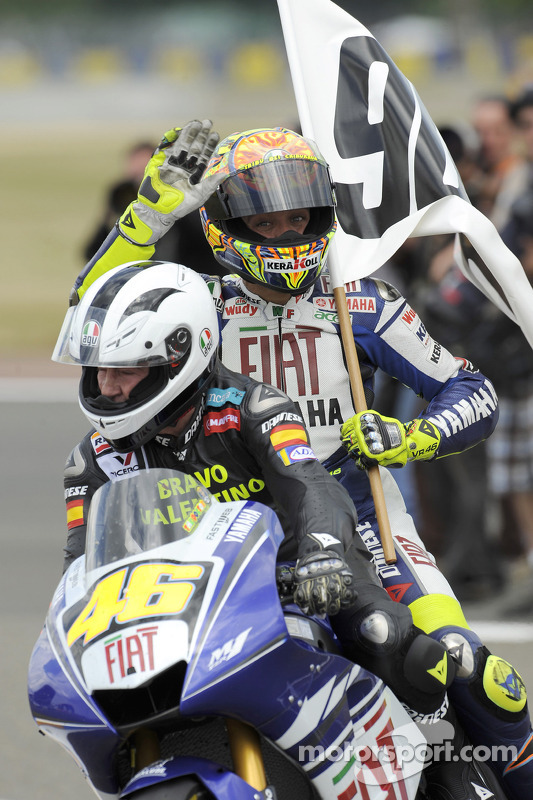 Valentino Rossi celebra sus 90 victorias de carreras e iguala el récord establecido por el gran Angel Nieto, Rossi en una vuelta de la victoria