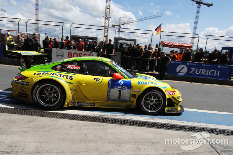 Пит-стоп: Тимо Бернхард, Марк Либ, Ромен Дюма, Марсель Тиман, Manthey Racing, Porsche 911 GT3 RSR (№1)