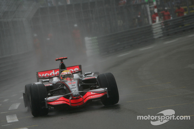 Lewis Hamilton, McLaren Mercedes, MP4-23, broken wheel ve flat tyre
