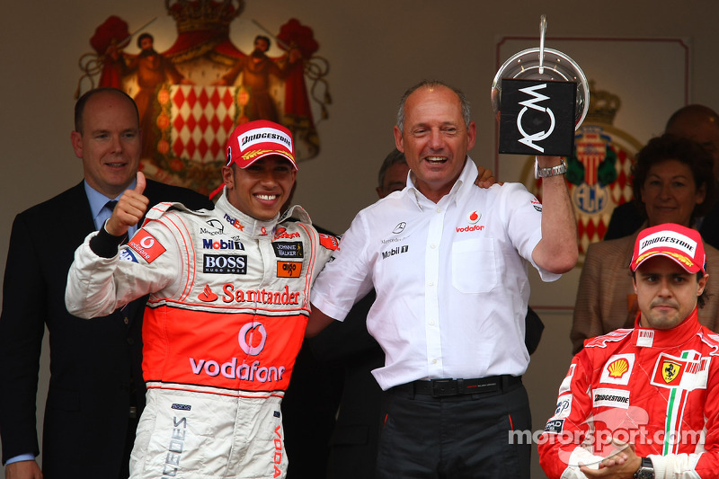 Ganaodr de la carrera Lewis Hamilton, McLaren Mercedes con Ron Dennis, McLaren, Director del equipo,