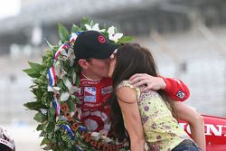 Scott Dixon and his wife Emma celebrate the 500 victory with a kiss