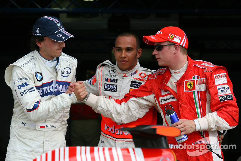 Ganador de la pole position Lewis Hamilton con Robert Kubica y Kimi Raikkonen