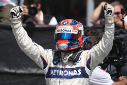 Le vainqueur Robert Kubica fête sa victoire