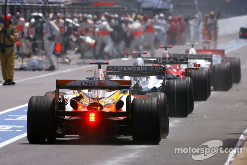 Fernando Alonso, Renault F1 Team during pitstop