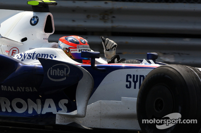 Ganador de la carrera Robert Kubica celebra