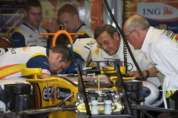 Представители гоночной команды Renault F1 Team