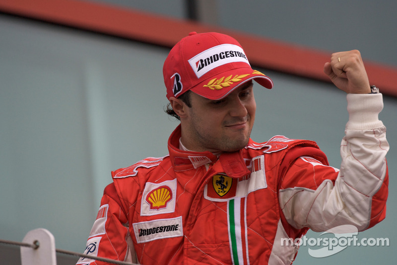 Podium : le vainqueur de la course Felipe Massa savoure