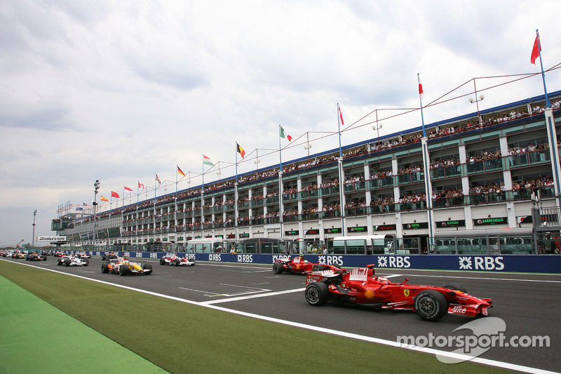 На старте Ferrari с легкостью ушли вперед
