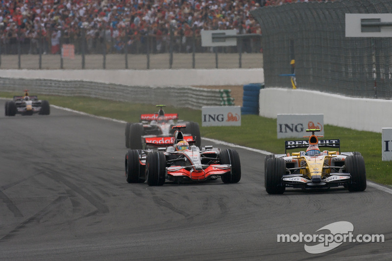 Lewis Hamilton, McLaren Mercedes, battles with Nelson A. Piquet, Renault F1 Team