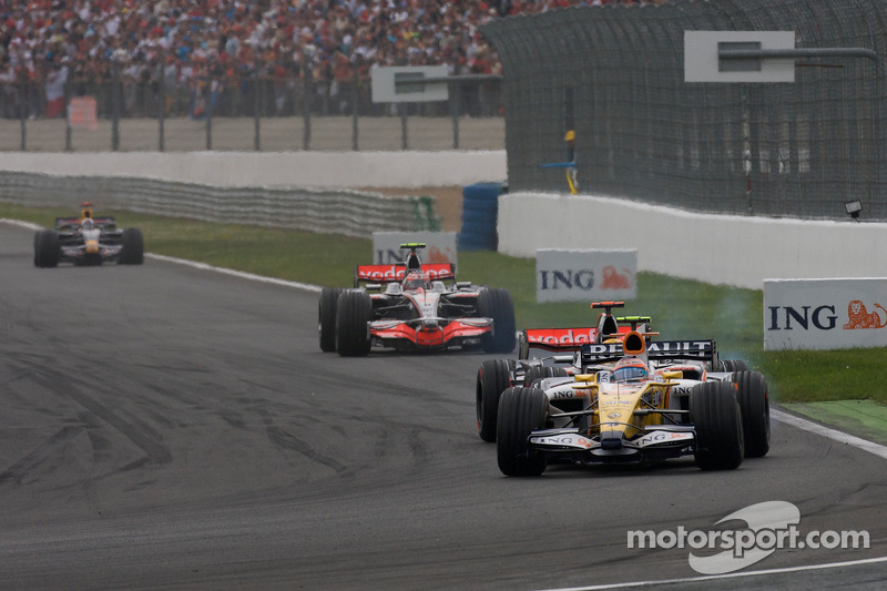 Lewis Hamilton, McLaren Mercedes, battles with Nelson A. Piquet, Renault F1 Team