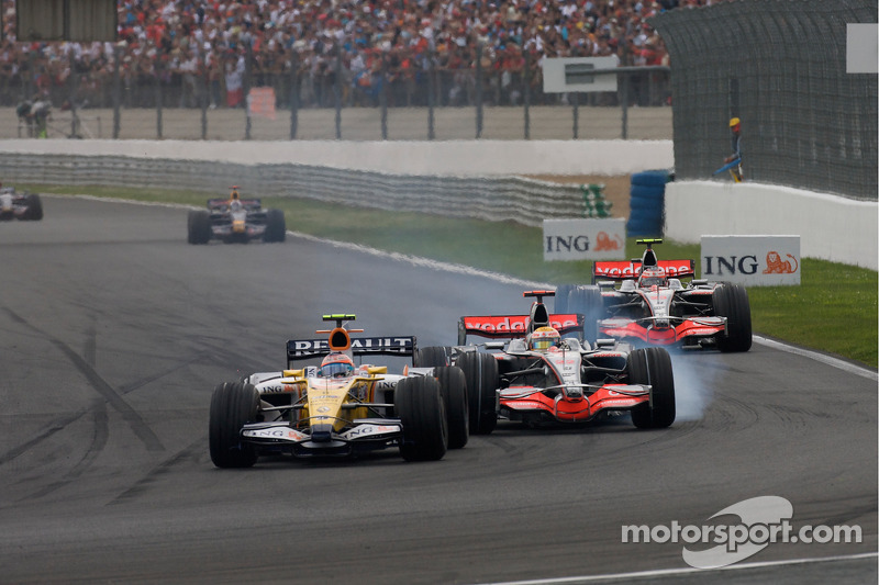 Lewis Hamilton, McLaren Mercedes, battles with Nelson A. Piquet, Renault F1 Team