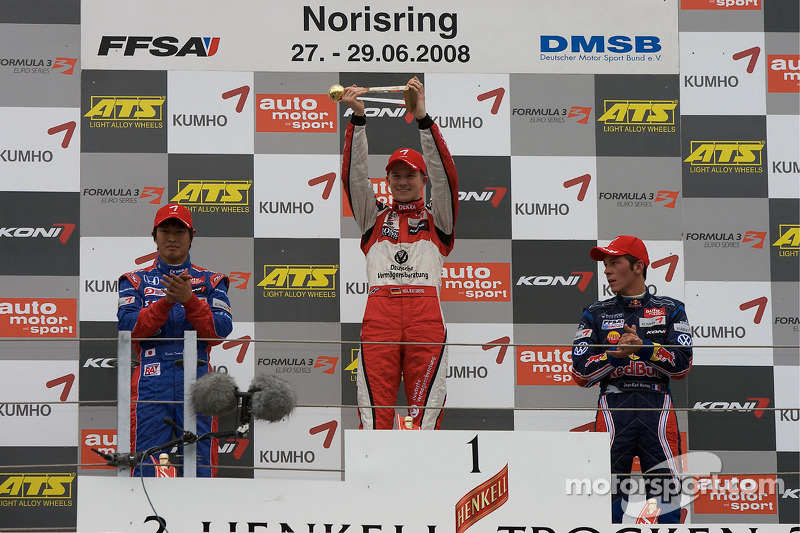 Podium: winnaar Nico Hulkenberg met Koudai Tsukakoshi en Jean-Karl Vernay