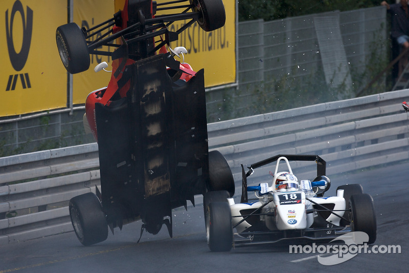 Nico Hulkenberg décolle sur la voiture de Martin Plowman