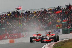Льюис Хэмилтон, McLaren Mercedes, MP4-23 и Хейкки Ковалайнен, McLaren Mercedes, MP4-23