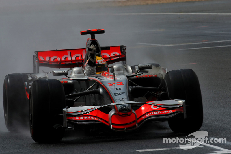 Yarış galibi Lewis Hamilton kutlama yapıyor