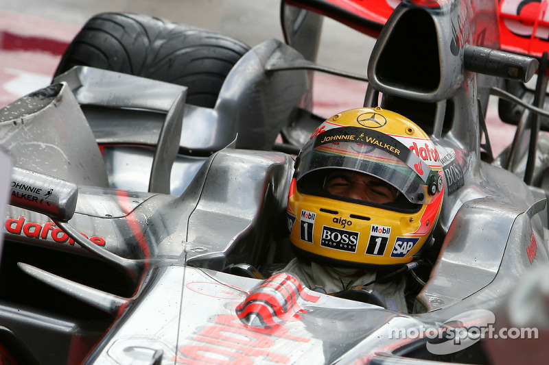 Yarış galibi Lewis Hamilton kutlama yapıyor
