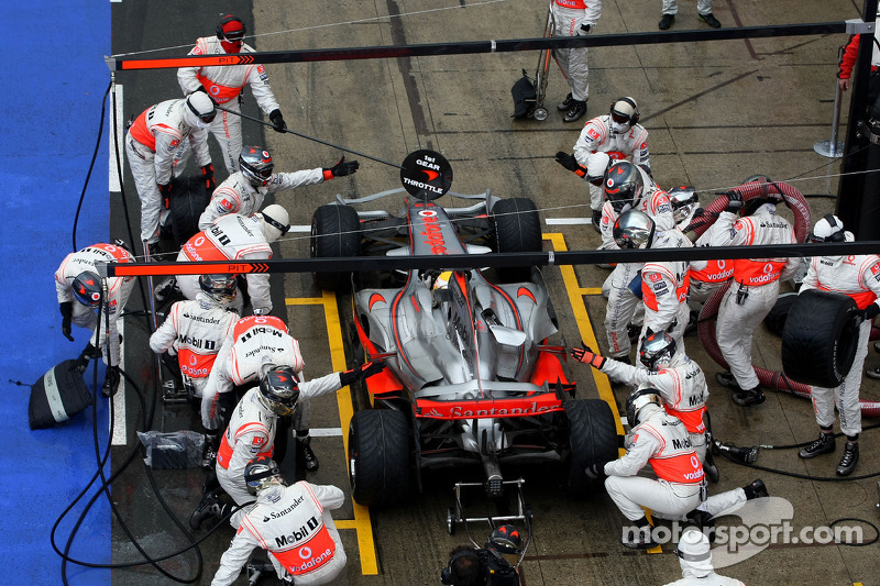 Lewis Hamilton, McLaren Mercedes durante la parada en boxes