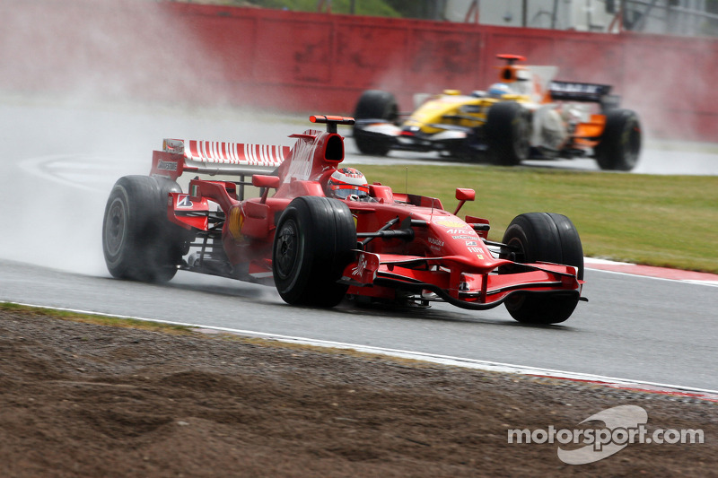 Kimi Raikkonen, Scuderia Ferrari leads Fernando Alonso, Renault F1 Team