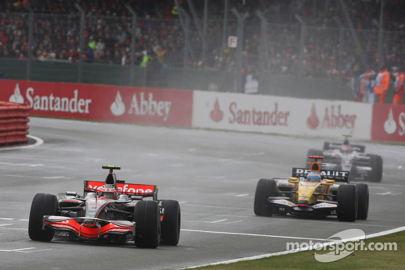 Heikki Kovalainen, McLaren Mercedes, MP4-23 y Fernando Alonso, Renault F1 Team, R28