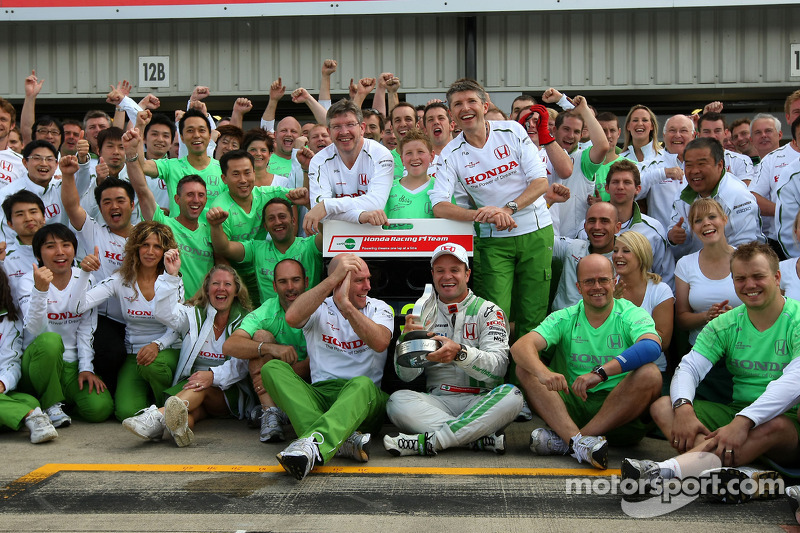 Rubens Barrichello celebra tercer lugar final con los miembros del equipo Honda Racing F1