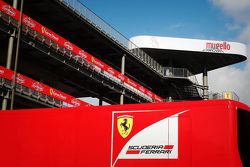 Un camion Ferrari dans le paddock du Mugello