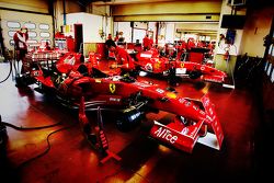 Los monoplazas de Ferrari F1 Clienti en construcción en los boxes