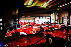Los monoplazas de Ferrari F1 Clienti en construcción en los boxes
