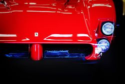 Une Ferrari historique en attente de prendre la piste dans le garage