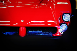 Une Ferrari historique en attente de prendre la piste dans le garage
