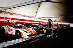 El Ferrai 458 Challenge EVO en los boxes