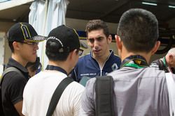 Sébastien Buemi taraftarlarla birlikte