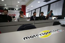 L'équipe Motorsport.com au travail dans la salle de presse