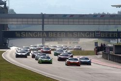 Start: #180 Kessel Racing Ferrari 458 Italia, Gautam, Singhania in testa